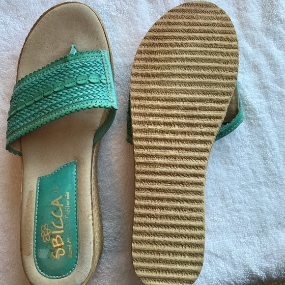 Sbicca hand made, slide on thong sandals with small wedge sole. Green. Size 10. - Picture 2 of 8